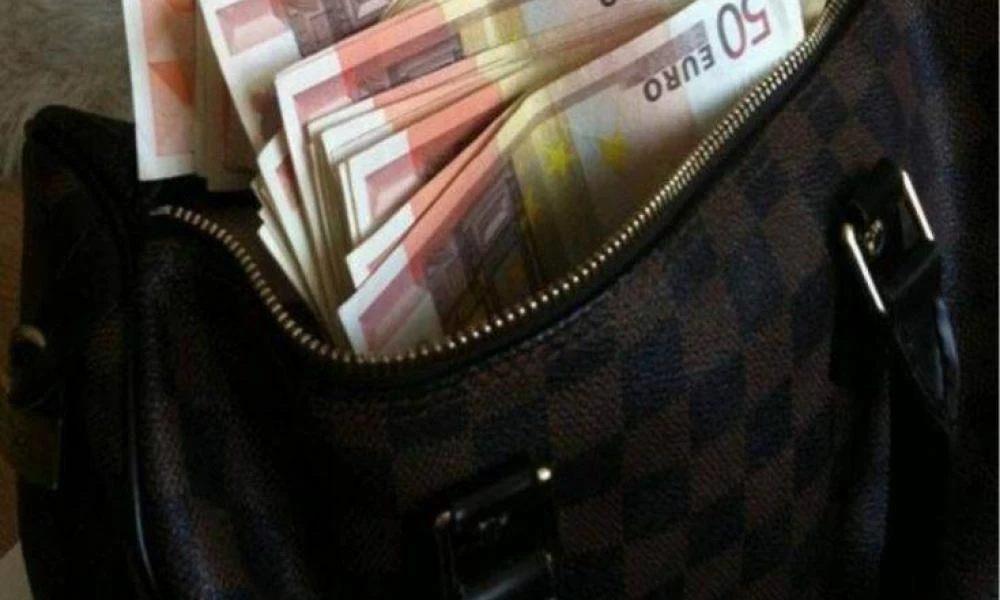 Ελληνικό φιλότιμο! Ζευγάρι ανέργων βρήκε 15.000 ευρώ και τα παρέδωσε